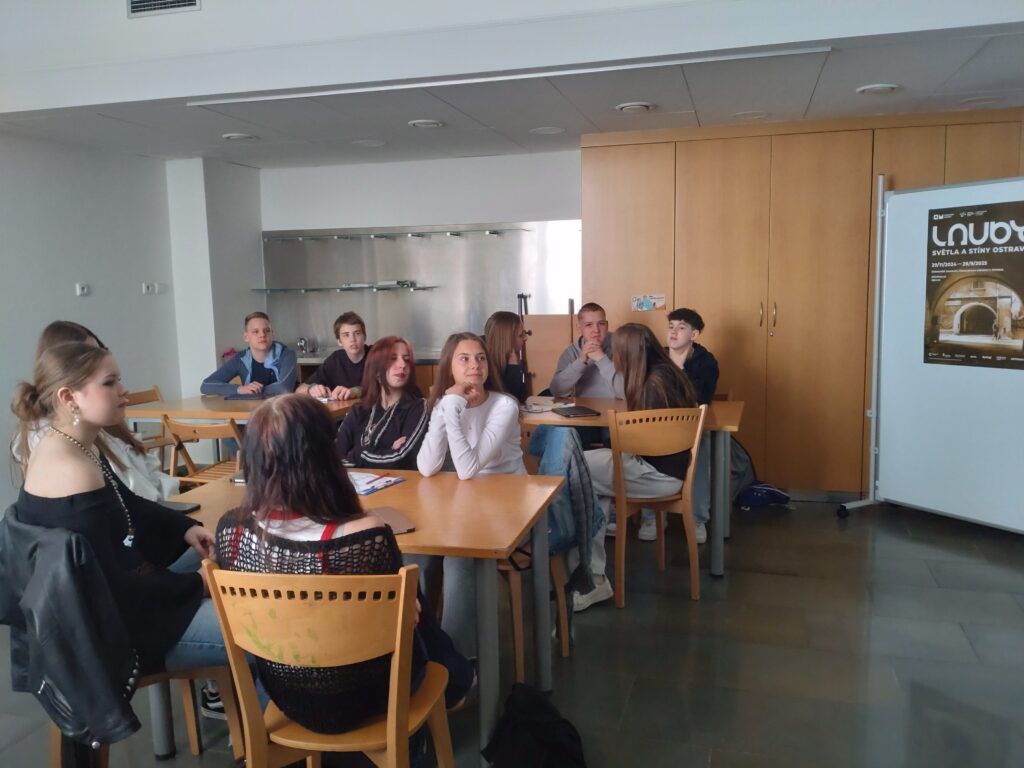 Z lavic do Laubů: 3. B objevovala světla a stíny Ostravy